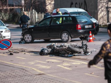 Motosikletli bir trafik kazası. Bir kazada kaza yapmış bir motosiklet yol kenarında yatıyor.
