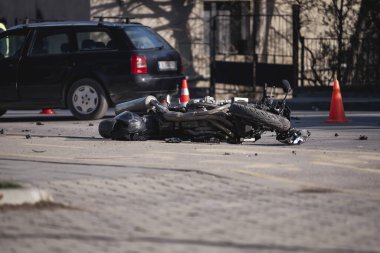 Bir dönüm noktasında motosikletli bir kaza. Yüksek kalite fotoğraf