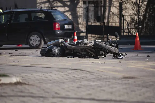 摩托车在十字路口出了车祸高质量的照片 免版税图库图片