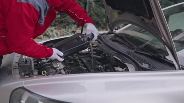 Automechaniker Gießt Während Des Ölwechsels Ein Mechaniker Uniform Und Handschuhen — Stockvideo