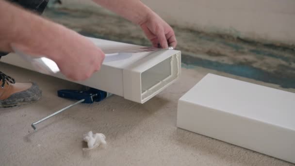 台所のフードのための平らなプラスチック換気ダクトの専門の取付け アルミテープが付いているプラスチック管の密封された接着 — ストック動画