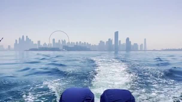 Dubai Balıkçılık Yaparak Tekne Turu Dubai Gökdelenlerinin Arka Planında Bireysel — Stok video
