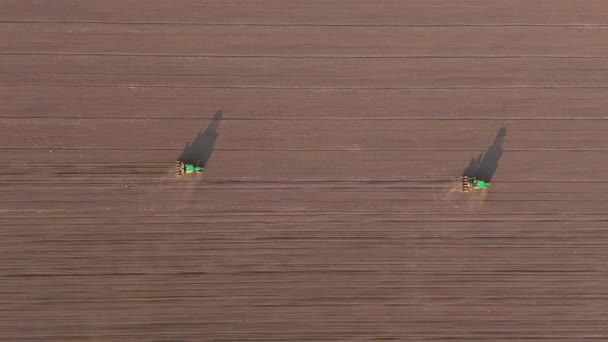 Повітряний Вид Зверху Вниз Мало Тракторів Сіяними Свердлами Сіяють Врожай — стокове відео