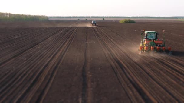 Frön Att Traktorplöjning Med Såmaskiner Och Sådd Grödan Drönaren Flyger — Stockvideo