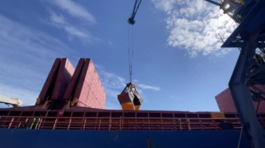 Toptan tahıl ticareti, mısır ve buğday deniz taşımacılığı. Geniş açılı gemi iskele vinci kullanarak tahıl yükü yüklüyor.