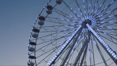 Lunaparkta gece dönme dolap, gece aydınlatma, yaz tatili boyunca tüm aile için eğlence.