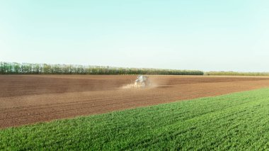 İlkbaharda traktör tarlaları sürüyor. Ekin ekiyorum..