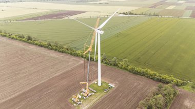 Karbon nötr elektrik gücü. Yenilenebilir enerji türbinli yeşil çayırların havadan görünüşü