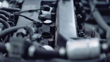 Petrol kanallarının tıkanması nedeniyle petrol tüketiminin artması. Motor bakımı, içerideki motoru karbon ve kirden temizlemek. Temizleme köpüğü ile dekarbonizasyon dizel ve benzin motorları.