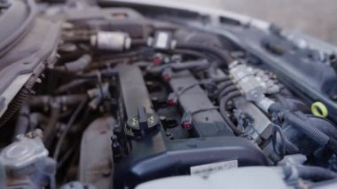 Petrol kanallarının tıkanması nedeniyle petrol tüketiminin artması. Motor bakımı, içerideki motoru karbon ve kirden temizlemek. Temizleme köpüğü ile dekarbonizasyon dizel ve benzin motorları.