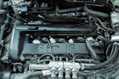 Petrol kanallarının tıkanması nedeniyle petrol tüketiminin artması. Motor bakımı, içerideki motoru karbon ve kirden temizlemek. Temizleme köpüğü ile dekarbonizasyon dizel ve benzin motorları.