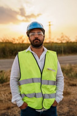 Rüzgar parkı mühendisi teftişi ve gelişimi kontrol et. Dışarıdaki işçinin portresi..
