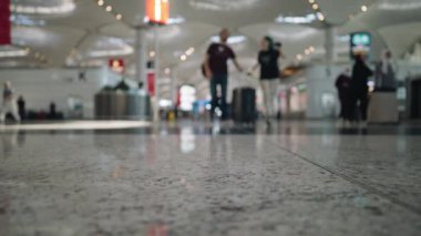Istambul havaalanı aktarma terminalinde kalabalık insanlar yürüyordu. Hava ulaşımı, Türkiye 'ye seyahat