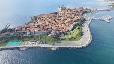 Hava aracı Nessebar 'ın yanından geçiyor, Karadeniz adasındaki antik bir şehir. Bulgaristan 'a Seyahat.