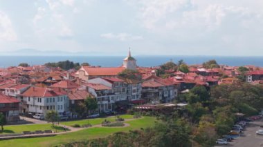 Karadeniz 'deki Nessebar adasındaki eski kilisenin yanından insansız hava aracı uçuşu. Bulgaristan 'a Seyahat.