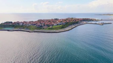 Hava aracı Nessebar 'ın yanından geçiyor, Karadeniz adasındaki antik bir şehir. Bulgaristan 'a Seyahat.