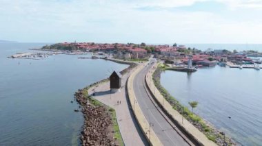 Hava aracı Nessebar 'ın yanından geçiyor, Karadeniz adasındaki antik bir şehir. Bulgaristan 'a Seyahat.