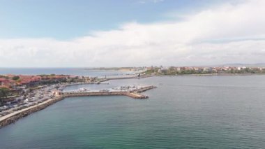 Eski Nessebar şehrinin girişinde yatları olan Marina. Bulgaristan 'a git. Hava görünümü.