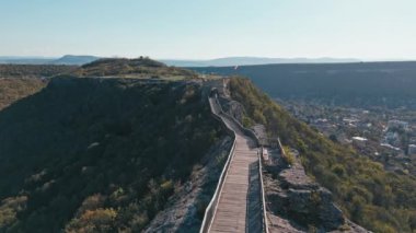 Bulgaristan 'ın Provadia kentindeki Ovech Kalesi. Bulgaristan 'a git. Parallaks manzaralı ovadaki şehir