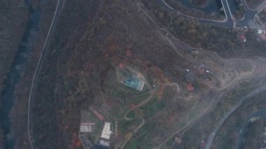 Bulgaristan 'a git. Tsarevets 'in Veliko Tarnovo' daki kalesi bulutlarda saklanıyor. Sonbahar görünümü