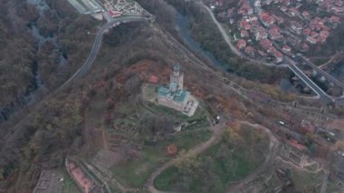 Bulgaristan 'a git. Tsarevets 'in Veliko Tarnovo' daki kalesi bulutlarda saklanıyor. Sonbahar görünümü