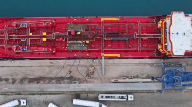 Port Tanker ve Tahıl Silolarının hava görüntüsü. Yüksek oleik ayçiçeği yağı tanker kamyonlarından tankerlere yüklenir.. 