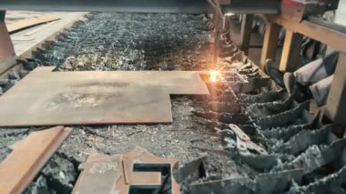 CNC Plazma Kesme Makinesi Endüstriyel Atölye 'de Metal Sayfayı Kesiyor. Yüksek kalite 4k görüntü