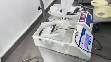 Kan bağışı işlemi. Kan pompalarken makinenin üzerinde ileri geri hareket eden plastik torba var..