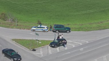 KAMENAR, BULGARIA: 12.04.2025: Kavşakta trafik kazası, çarpışmadan sonra hasarlı araçlar. Trafik polisi..