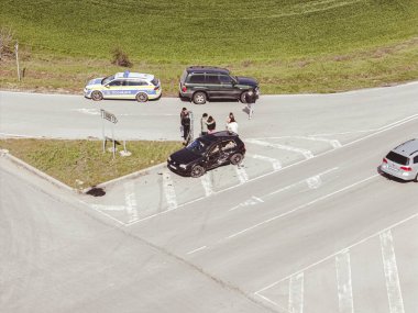 Araba kazası ile kavşağın aşağısında. Trafik polisi trafik kazası raporu hazırladı..