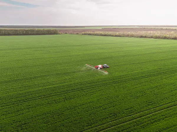 Hassas Tarım Teknolojisi iş başında. Ekin Spreyi Drone Görünümü.
