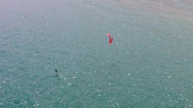 Su Sporlarının İHA Çekimi Coşkulu Kıyı Sularında Süzülen. Uçurtma gezisi