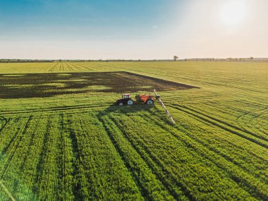 Yeşil alan manzarasında traktör spreyi gübresi.. 