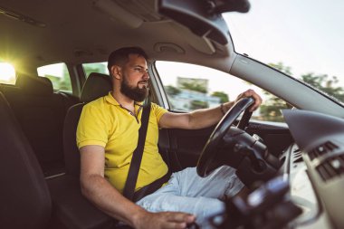 Sahne Yolu 'nda Günbatımı Işığı' na Süren Kendinden emin Adam.