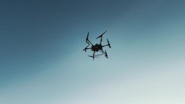 Tarım aracı ufukta açık mavi gökyüzüne doğru uçuyor.. 