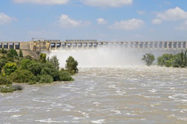 Şiddetli bir yağış döneminden sonra Güney Afrika 'daki vaal barajı açık kapılar
