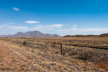 Güney Afrika 'daki Karoo çayır manzarası ve çitli ve raylı tepeler