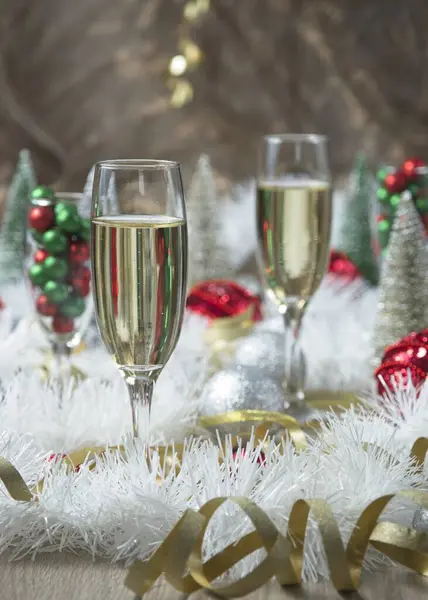 Twee Glazen Champagne Een Tafel Met Witte Tinsel Zilveren Rode — Stockfoto