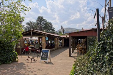Clarens, Güney Afrika - 17 Eylül 2022: Güney Afrika 'daki küçük Clarens kasabasındaki açık hava restoranında oturan insanlar