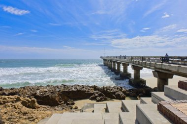 Gqeberha (Port Elizabeth), Güney Afrika - 29 Aralık 2023: Shark Rock Pier, Gqeberha 'daki Hobie Beach' te popüler bir eğlence merkezi.