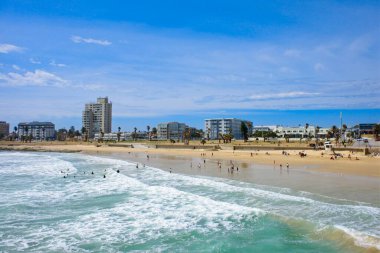 Gqeberha (Port Elizabeth), Güney Afrika - 29 Aralık 2023: Hobie Beach 'te okyanusta yüzen insanlar, şehrin sunduğu popüler plajlardan biri.