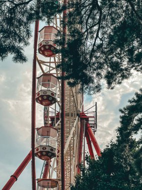 Parktaki dönme dolap.