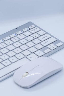 Beyaz arkaplanı olan beyaz klavye ve fare