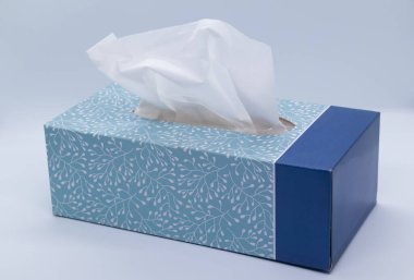 Beyaz arkaplanda bir kutu mendil