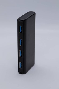 USB girişi için çoklu port, siyah ve küçük nesne
