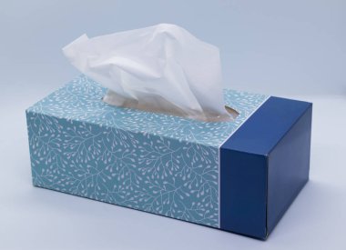 Beyaz arkaplanda bir kutu mendil