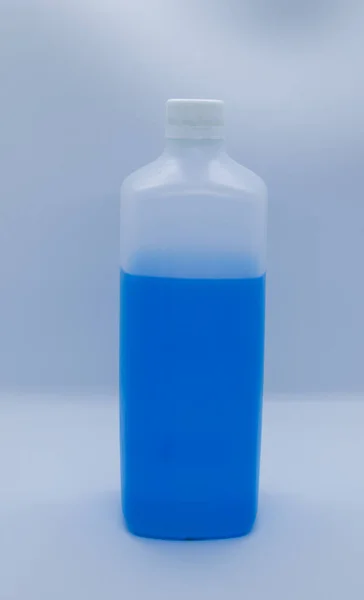 Botella Plástico Con Líquido Azul Sobre Fondo Blanco — Foto de Stock