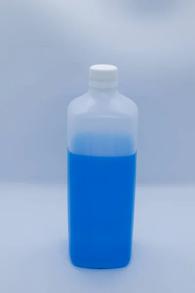 Garrafa Plástico Com Líquido Azul Sobre Fundo Branco — Fotografia de Stock