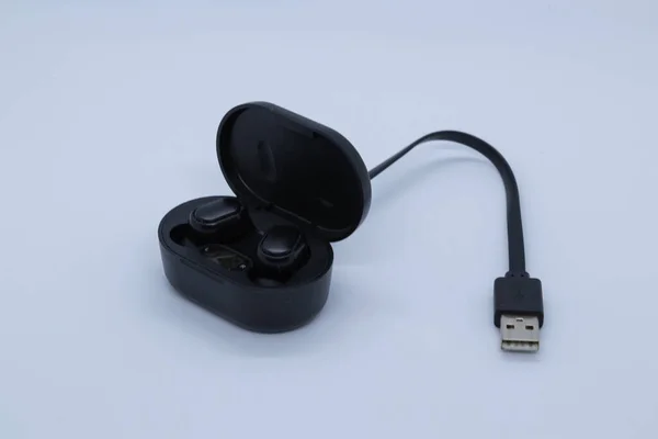 Schwarze Drahtlose Kopfhörer Mit Weißem Hintergrund — Stockfoto
