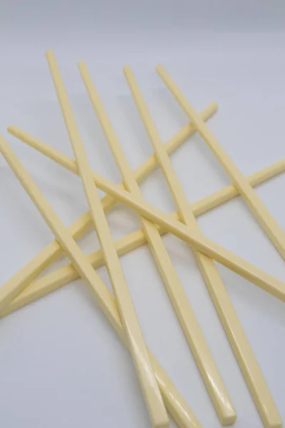 白色背景的经典黄色筷子 — 图库照片